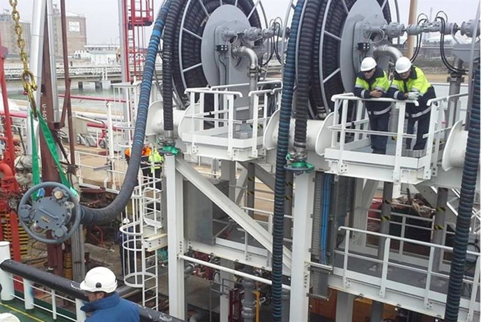 Proyecto de Cepsa para la carga y descarga de productos petroquímicos en buques en el pantalán Reina Sofía. 