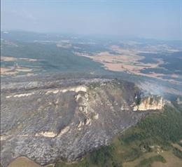Imagen aérea del incendio que se declaró este lunes en las cercanías de Colina (Burgos).