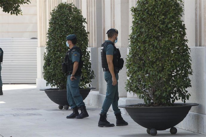 Agentes de la Guardia Civil custodian la sede de la Autoridad Portuaria de Baleares (APB) en Palma de Mallorca, Islas Baleares (España), a 24 de julio de 2020.  