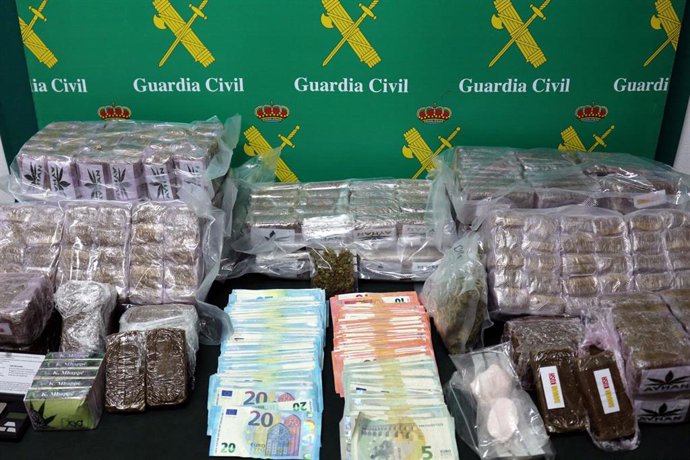 Sustancias y dinero incautados durante una operación de la Guardia Civil en Llanera