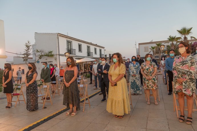 La presidenta del Govern, Francina Armengol, la consellera de Presidencia, Cultura e Igualdad, Pilar Costa, y la presidenta del Consell de Formentera, Alejandra Ferrer, entre otras autoridades en la Diada de Formentera.