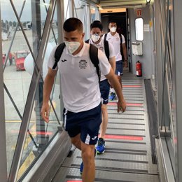 Jugadores del CF Fuenlabrada en la expedición del equipo madrileño a A Coruña, para jugar contra el Deportivo en LaLiga SmartBank