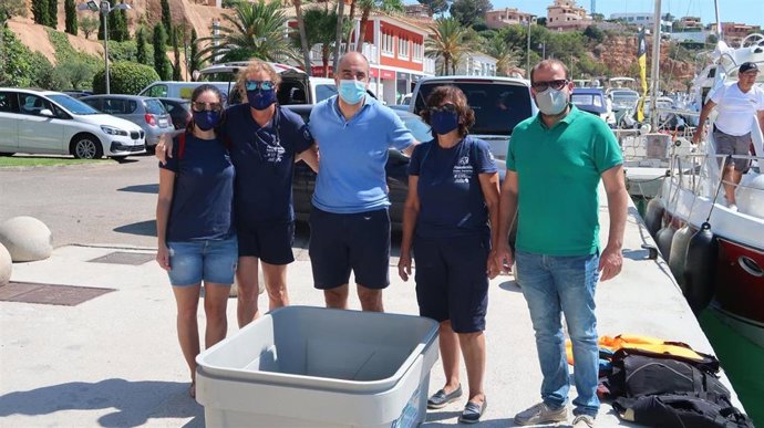 El conseller de Medio Ambiente y Territorio, Miquel Mir, asiste a la suelta de dos tortugas marinas en Calvi.
