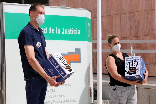 Los padres de Lucia Vivar entregaron más de 127.000 firmas para reabrir el caso