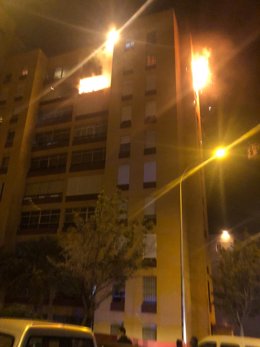 Incendio en un edificio de nueve plantas en la calle Subida Cuesta Piedra