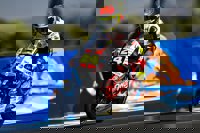 Suzuki repite 'pole' en Moto3 y Bezzecchi  se estrena en Moto2