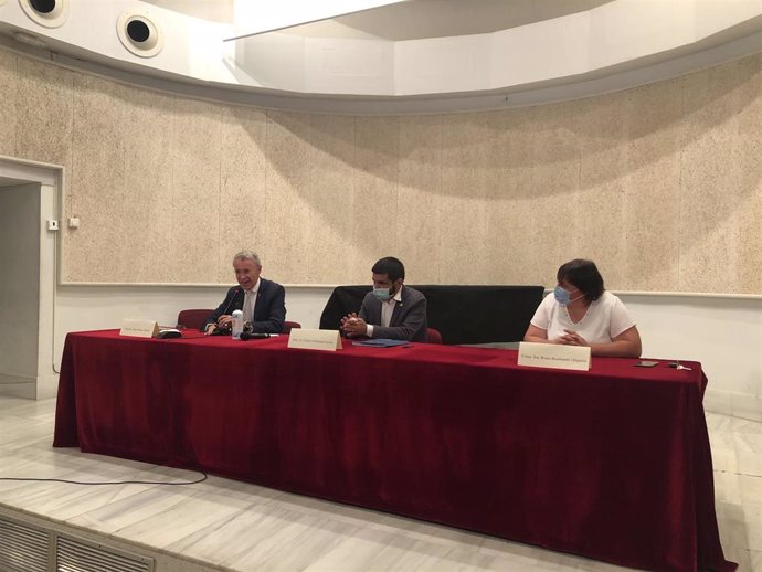 El alcalde de Puigcerd, Albert Piñeira; el conseller de Trabajo de la Generalitat, Chakir el Homrani, y la presidenta del Consell Comarcal de La Cerdanya, Roser Bombardó, en rueda de prensa en Puigcerd (Girona) el 25/7/2020