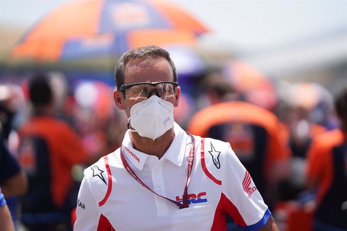 Alberto Puig pasea con mascarilla por el circuito de Jerez de la Frontera