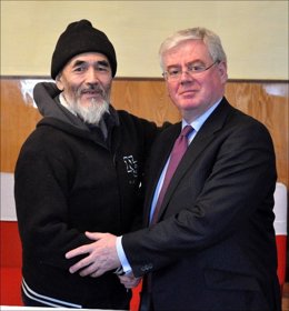El activista Azimyan Asjarov y el representante de la UE para los Derechos Humanos, Eamon Gilmore