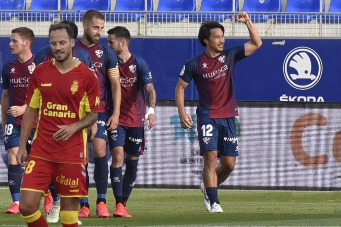 Shinji Okazaki celebra el gol que da la victoria al Huesca