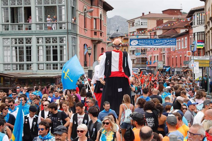 Las calles de Arriondas se llenan de gente con motivo de la  83 edición del Descenso Internacional del Sella.