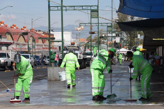 Varios trabajadores limpiando las calles por el coronavirus. 