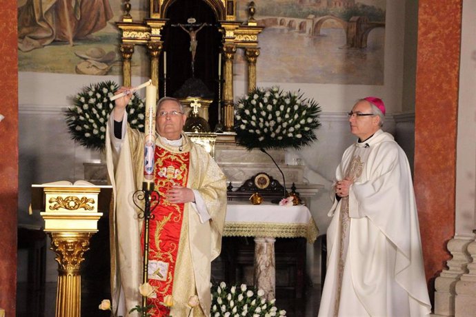 El obispo Lorca Planes en la Vigilia Pascual