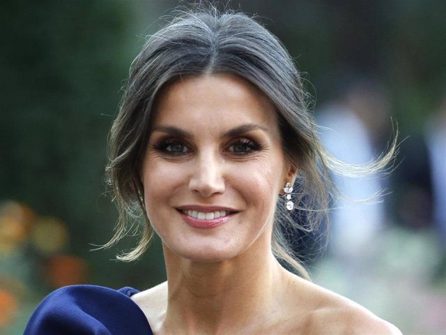 Queen Letizia of Spain arrives at the Grand Palais to visit the Miro exhibition on October 05,2018 in Paris, France.