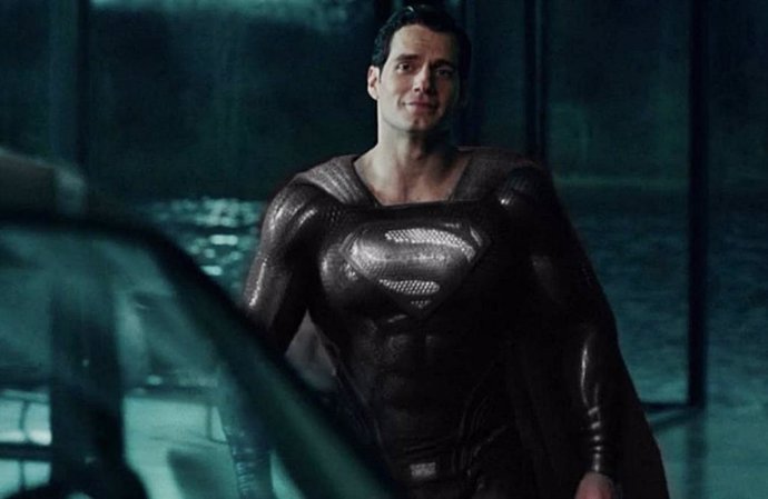 El Superman de Henry Cavill viste su traje negro (Superman Black Suit) en Liga de la Justicia