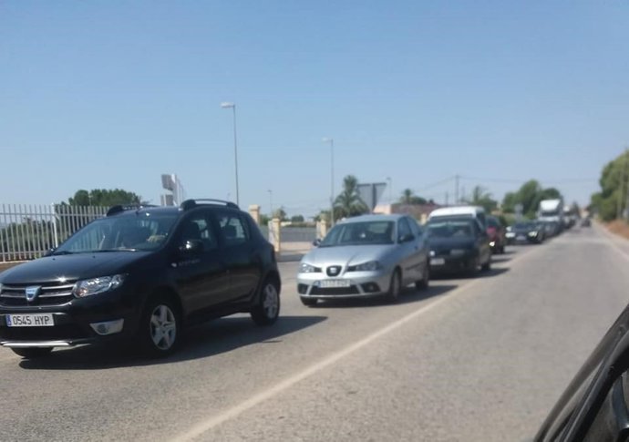 Imagen de las retenciones en el único acceso a Totana