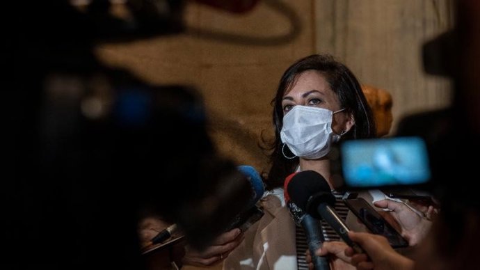 La presidente del Gobierno riojano, Concha Andreu, atiende a los medios de comunicación tras entregar a los grupos parlamentarios el Acuerdo por la Reconstrucción