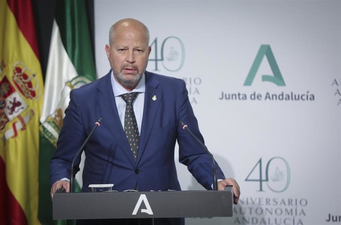 El consejero de Educación, Javier Imbroda, en una imagen de archivo de una rueda de prensa del Consejo de Gobierno. 