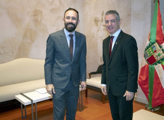 El lehendakari, Iñigo Urkullu, junto al delegado del Gobierno, Denis Itxaso