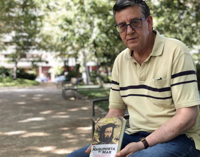 El escritor Luis Torrecilla posa con su última novela, 'El maquinista del mar'.