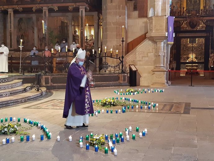 El obispo de Mallorca, Sebasti Taltavull, bendice las velas que homenajean a las víctimas de la COVID-19 en Baleares.