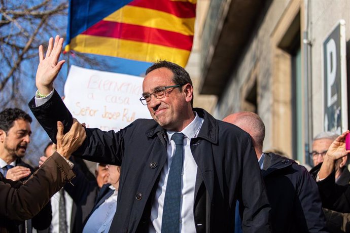 El exconseller de Territorio y Sostenibilidad de la Generalitat Josep Rull, preso en Lledoners por el procés, saluda al llegar a Mútua Terrassa.