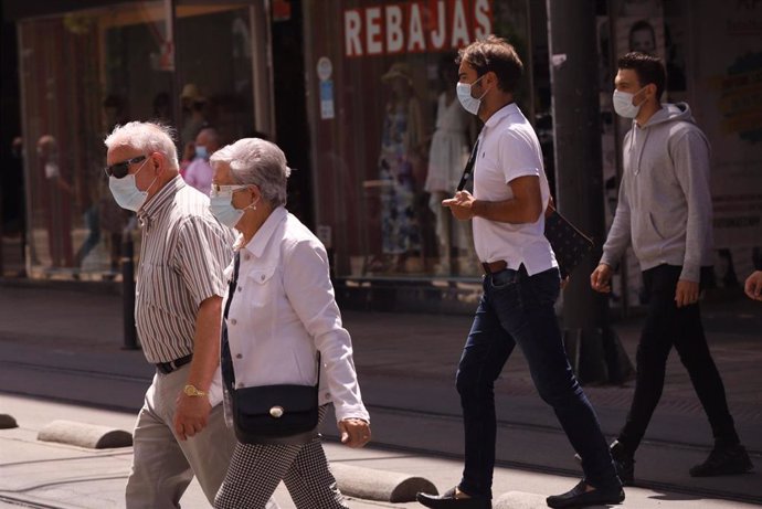 Varias personas pasean con mascarilla en una calle de Vitoria-Gasteiz, Álava, País Vasco (España)