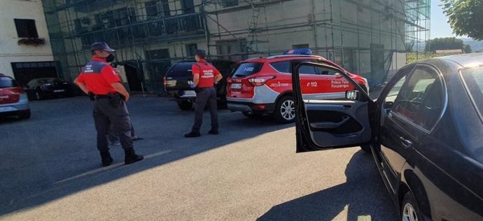 Patrulla de la Policía Foral en una intervención en Bera por un conductor que circculaba dando bandazos en la N-121-A y dio positivo en alcohol y droga.