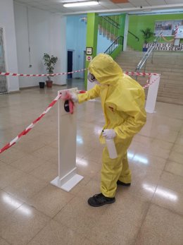 Imagen de los trabajos de desinfección frente al COVID-19 en el Centro de Formación e Iniciativas de Empleo de La Fica. Coronavirus