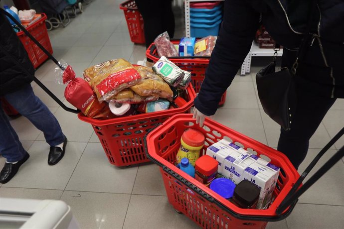Detalle de la cesta de la compra de personas que acuden al economato solidario de Cáritas.