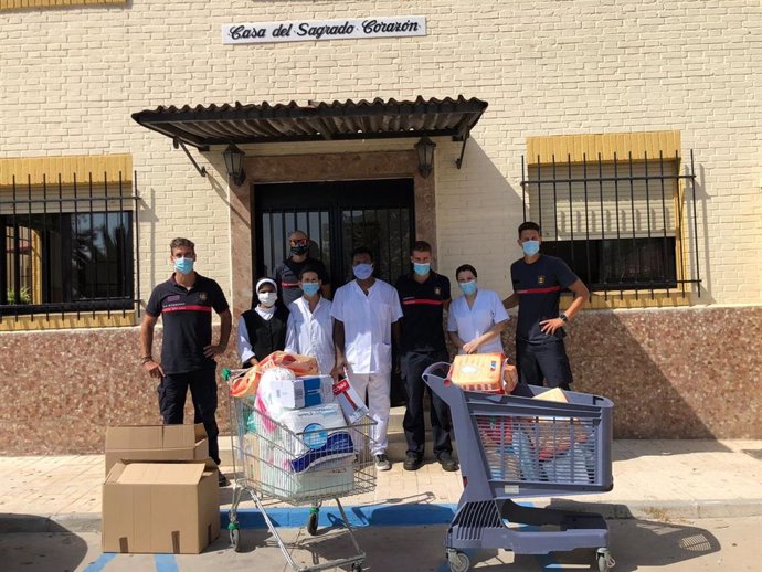Recogida de alimento de la asociación Escalín del Cuerpo de Bomberos de Málaga