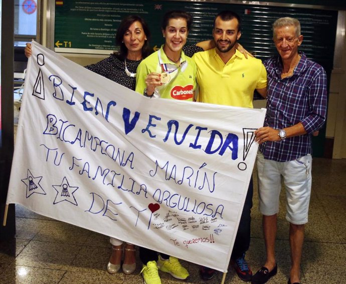 Carolina Marin areopuerto Madrid Barajas, junto a sus padres y su novio 