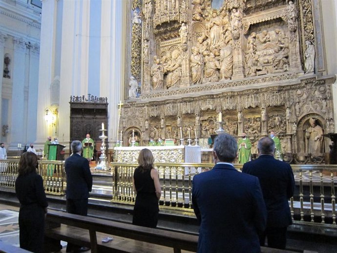 Misa en el altar mayor de la Basílica del Pilar de Zaragoza por los fallecidos durante la pandemia del coronavirus.