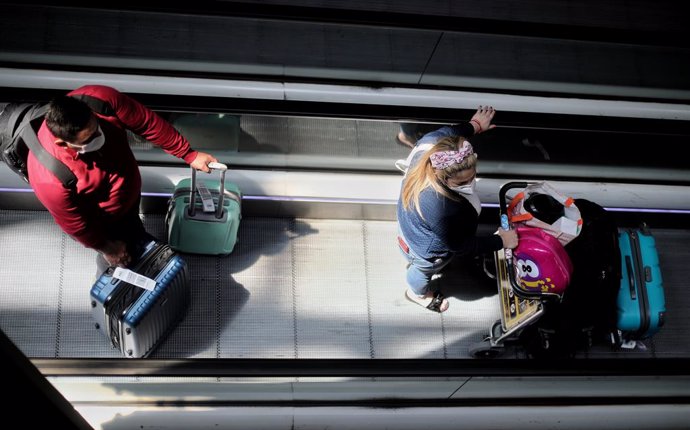 Passatgers amb maletes en l'acabar T4 de l'Aeroport Adolfo Suárez Madrid Barajas, a Madrid