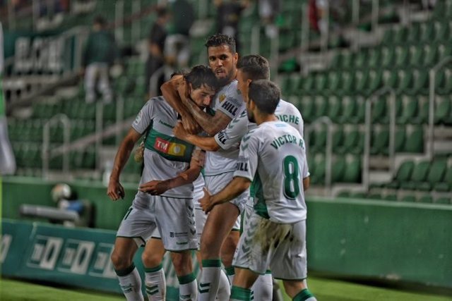 El delantero del Elche Pere Milla es abrazado por sus compañeros tras lograr el tanto del triunfo contra el Oviedo en la última jornada de LaLiga SmartBank 2019-20