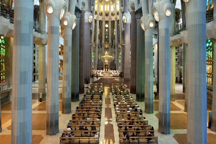 Vista general dels assistents a la celebració de la primera missa en la Sagrada Família des de l'inici de l'estat d'alarma, oficiada pel cardenal Juan José Omella.