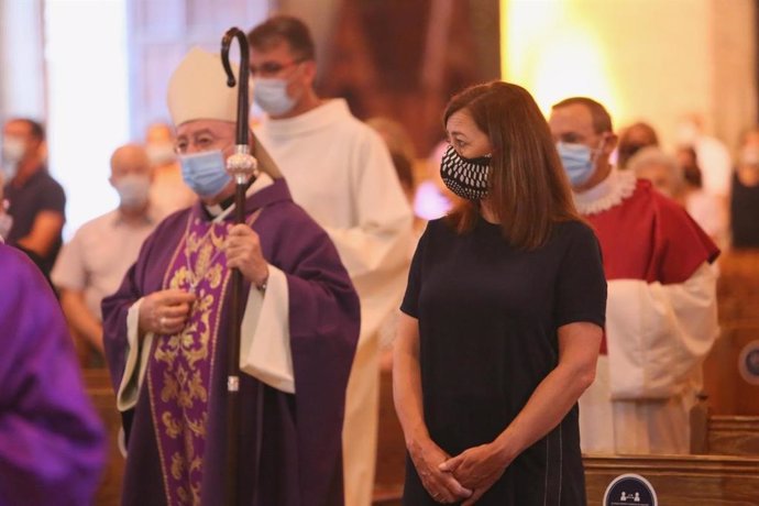 La presidenta del Govern balear, Francina Armengol, asiste a la misa funeral en La Seu por las víctimas de la COVID-19.