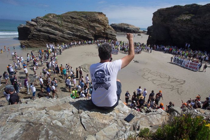 Los trabajadores de Alcoa toman, junto a sus familias, la emblemática playa de As Catedrais, en Ribadeo, Lugo (Galicia), a 26 de julio de 2020