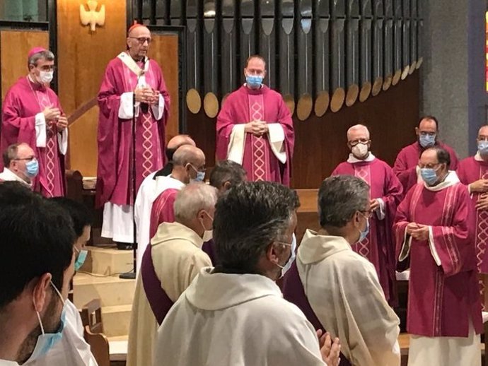 El arzobispo de Barcelona y cardenal, Juan José Omella, en la misa por las víctimas del coronavirus en la Sagrada Familia de Barcelona.