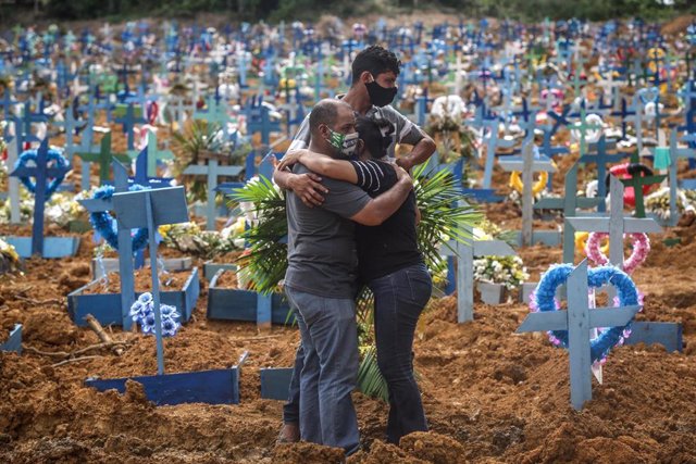Cementerio de víctimas del coroanvirus en Manaos, Brasil