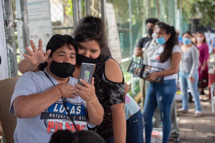 Dos personas con mascarilla en México por el coronavirus. 