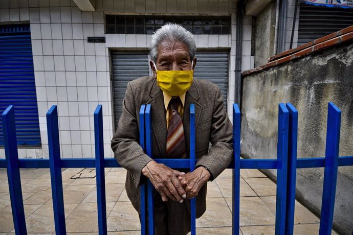Un hombre con mascarilla en Bolivia durante el confinamiento por el coronavirus. 