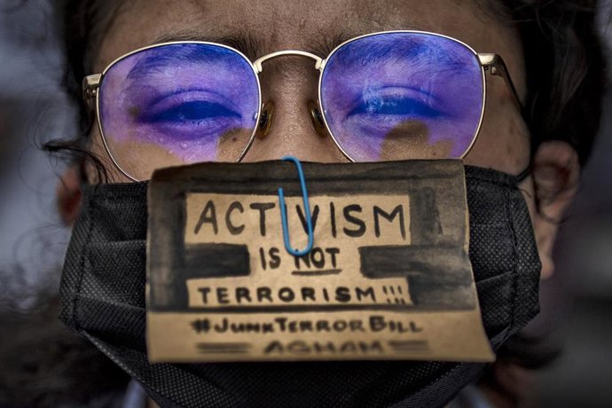 Imagen de archivo de un manifestante en una protesta contra la ley anterrorista en Manila en junio