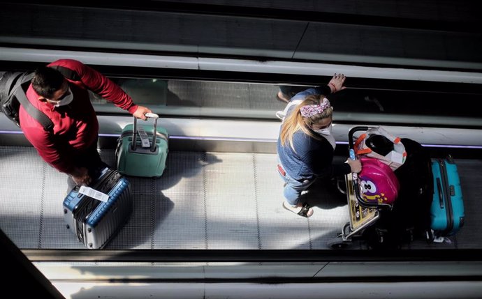 Pasajeros con maletas en la terminar T4 del Aeropuerto Adolfo Suárez Madrid Barajas, en Madrid