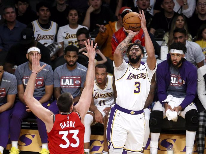 Marc Gasol intenta taponar a Anthony Davis en un Lakers-Raptors de la NBA 2019-2020