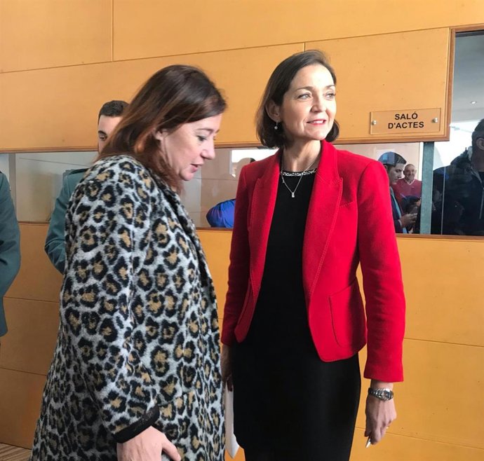 La ministra de Comercio, Industria y Turismo, Reyes Maroto, y Armengol