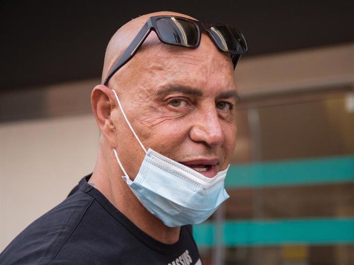 Kiko Matamoros instantes antes de entrar en el hospital donde le será extirpada la vesícula.