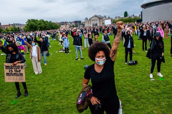 Manifestantes con mascarillas en una protesta de apoyo al movimiento 'Black lives matter" en Ámsterdam 