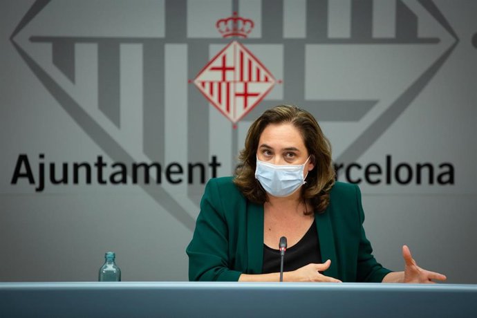 La alcaldesa Ada Colau ofrece una rueda de prensa para informar sobre la situación del coronavirus en Barcelona, en el Ayuntamiento de la capital, Cataluña (España), a 13 de julio de 2020. Archivo.