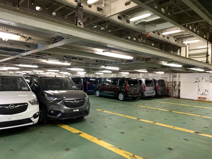 Vehículos preparados para exportación en la planta del Grupo PSA en Vigo.